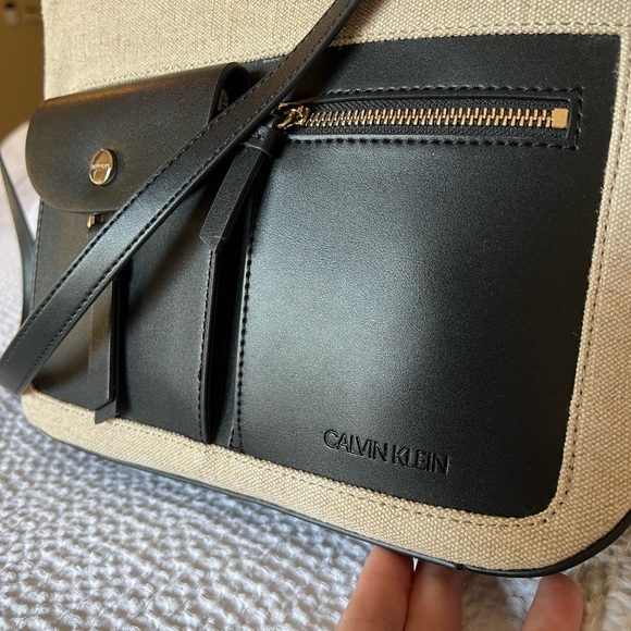 Calvin Klein purse. Tan tweed/linen material with black leather pockets/handles - Picture 2 of 10